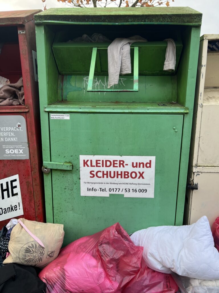 Projekt: Verbesserung der Altkleidersammlung im Kreis Ostholstein 1 Bild 23.11.25 um 20.39 1